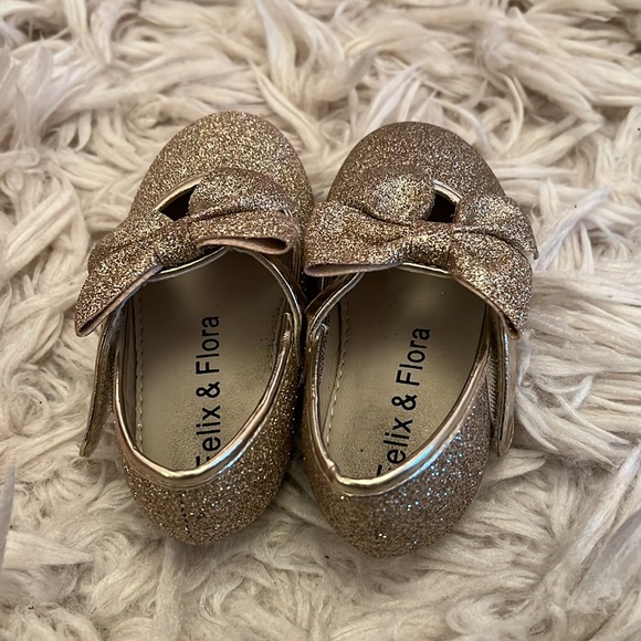 Toddler gold sparkly dress shoes. Size 5. - Picture 2 of 3